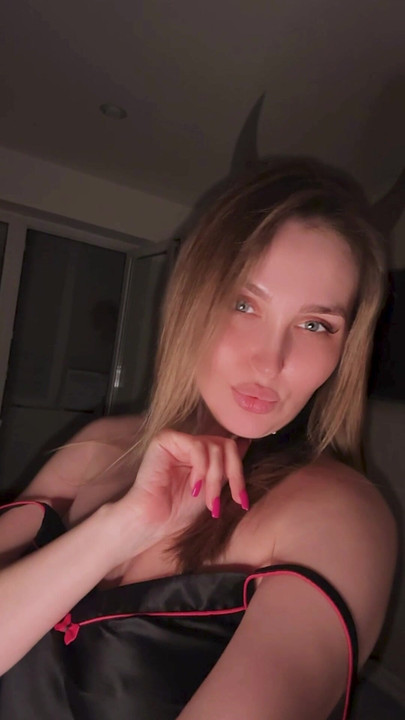 Si cantik Devilish Alina Rai