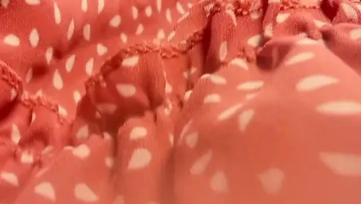 Играю с моей киской под моим платьем