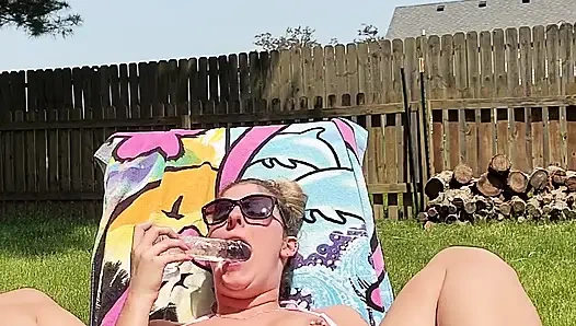 Hotwife Lexi Love Masturbiert Im Garten, Während Der Nachbar Draußen Ist!