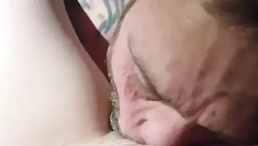 Satin-dame liebt es, wenn jrock diese muschi isst