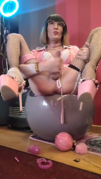 🔶️CAM⁴ SiSsie Pink Caged Maid | Clip 1