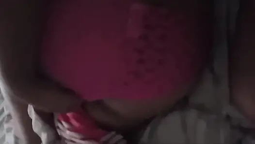 Üvey kız kardeşimi fark etmeden kaydediyorum ve onu okşuyor ve elimi ona koyuyorum