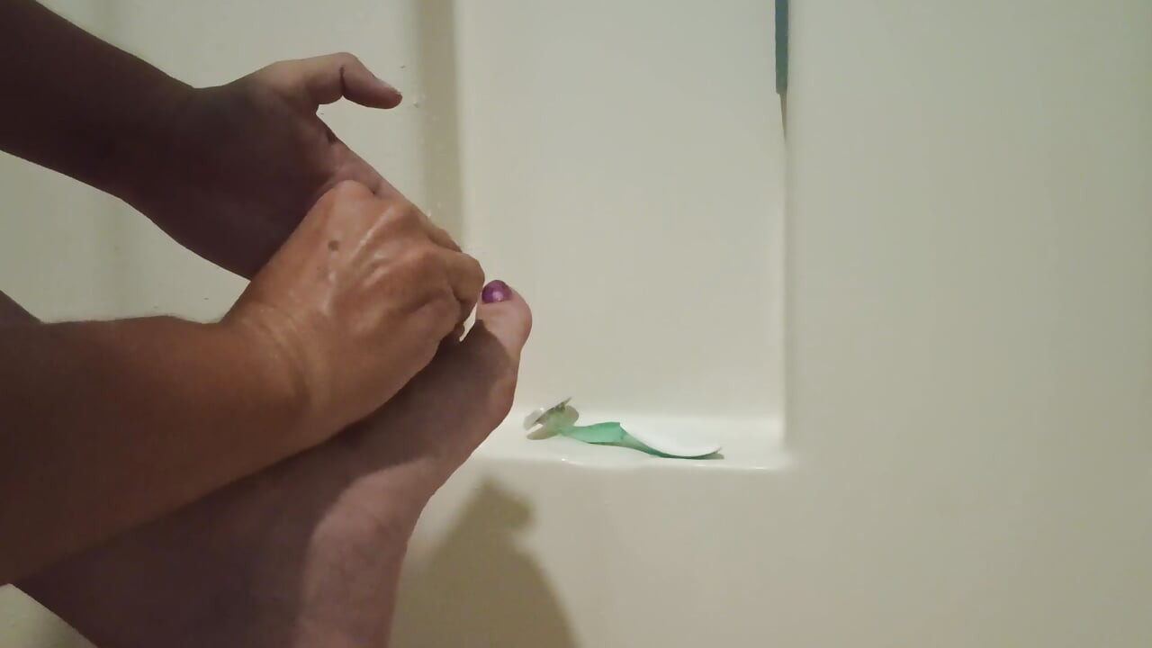 Marcy schildert haar teennagels