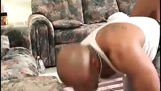 Чернокожей потной ебаре лижут киску