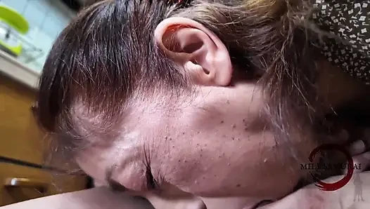 Fellatio aracılığıyla üvey oğluna seks eğitimi veriyor