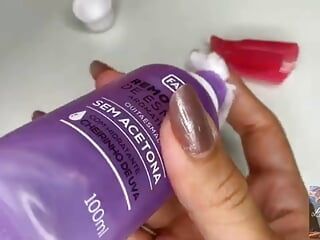 P.o.v.: mírame cuidando mis uñas largas después de quitar el esmalte de uñas ...