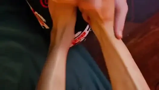 Melove bekommt eine massage auf ihre beine