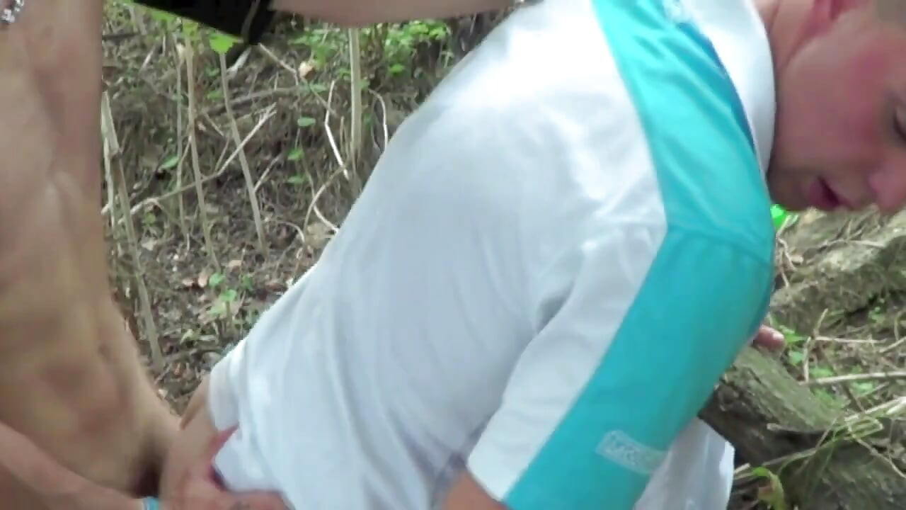 Секс приниження для 2 sneaerboys в річці круїз на відкритому повітрі