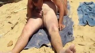 Nat invite un mec à la plage à lui faire une branlette