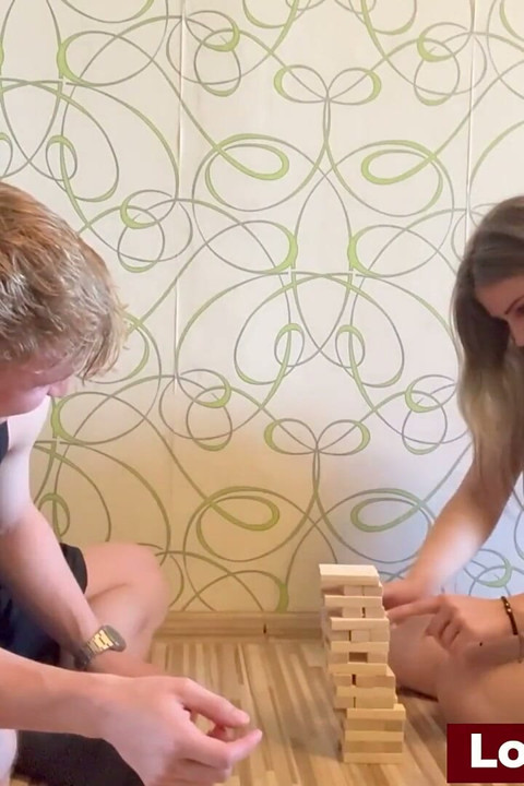 Alex és Nicole izgalmas Strip Jenga játékot játszanak