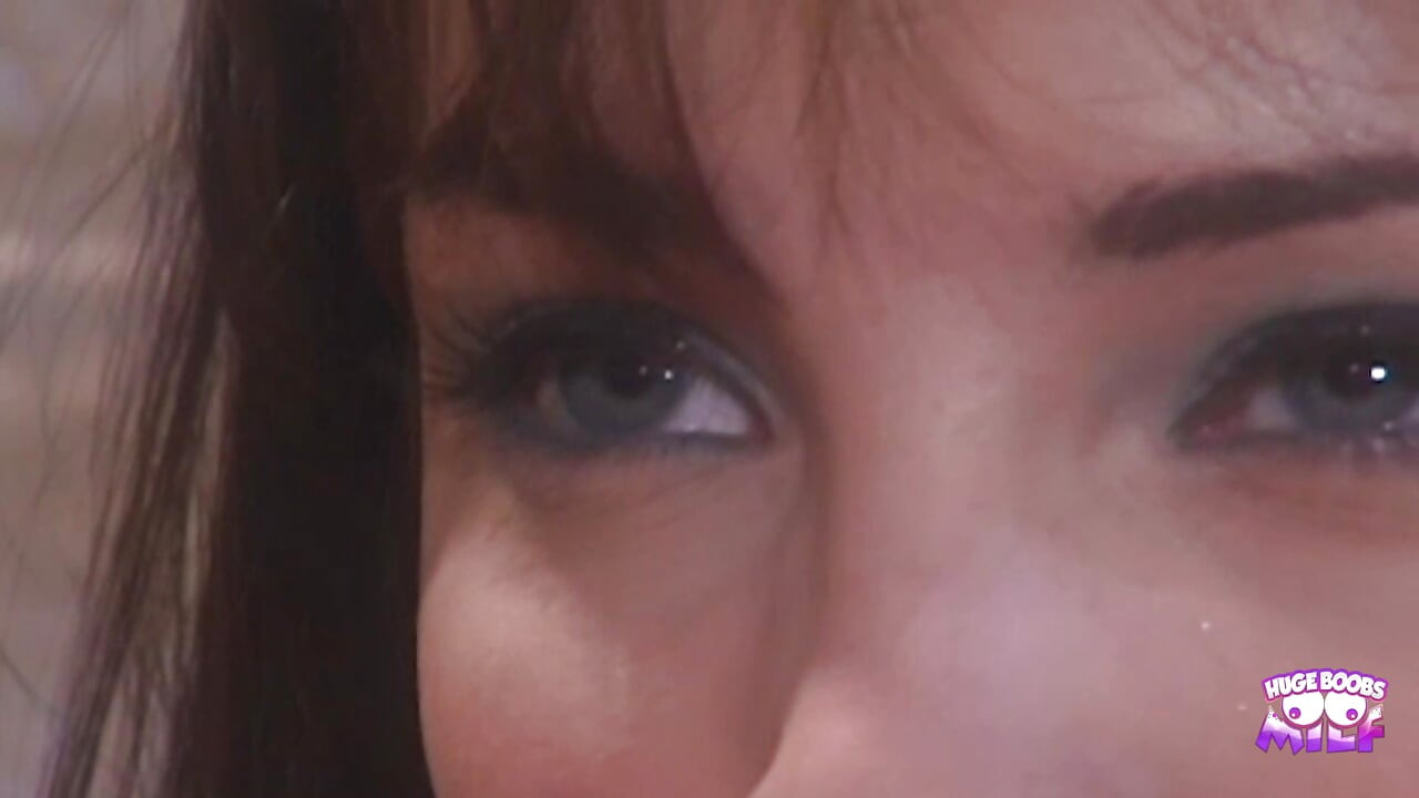 Cewek sange ini lagi asik masturbasi memek cewek hot rambut pirang dengan stoking seksi ini dengan ganas