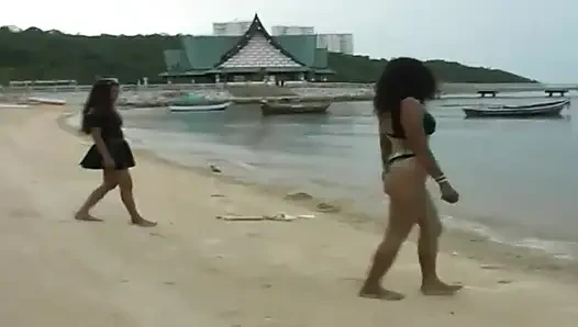 2 seksi latin havuzda ve plajda lateks fetişi sunuyor
