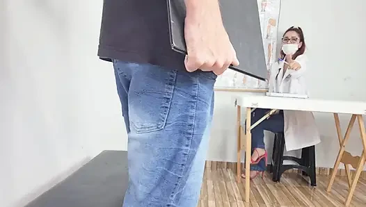 Riskanter Handjob Beim Empfang Der Krankenschwester!