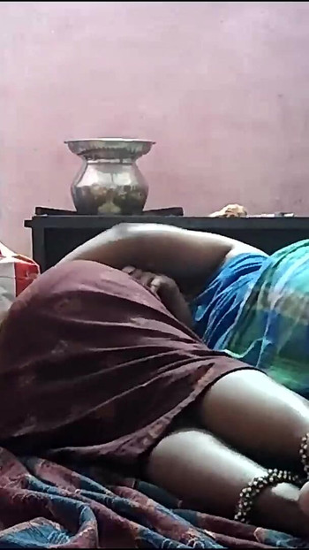 لحظة قوية من "تقبيل زوجة هندية وضغط الثدي"