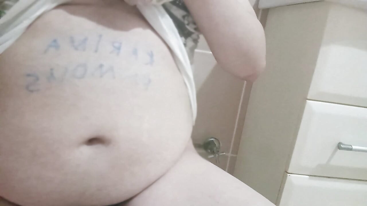Mă piș cu micul meu penis efeminat și strâng capul penisului - partea 1