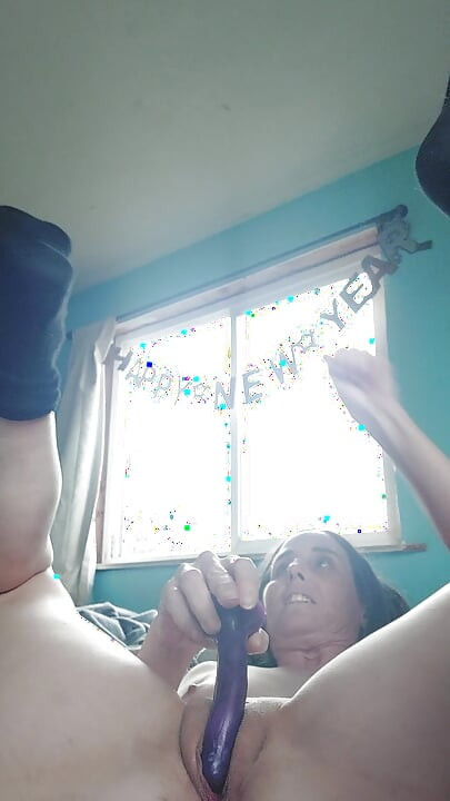 Milf jugando con consolador morado!