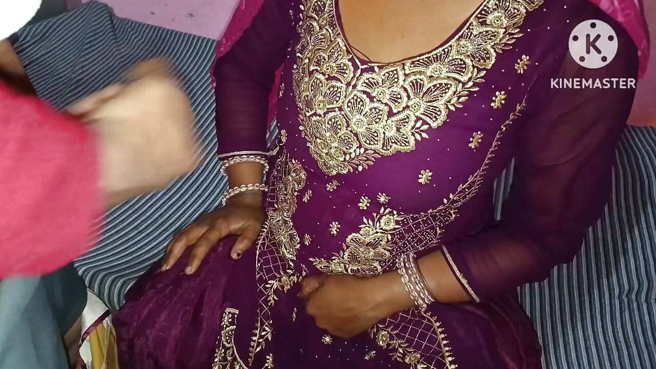 Desi sexy mausi baise le beau-fils de sa propre demi-sœur en devenant une jument, en la levant dans les tours et en lui enfilant la bite dans la chatte