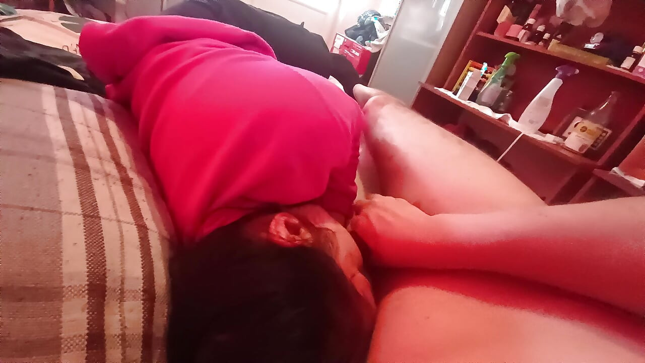 Y el hermanastro me usa por la mañana para vaciar huevos en mi boca