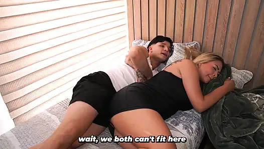 Сводный сестренки делят кровать для тепла, но в конечном итоге занимаются сексом, никто не замечает.