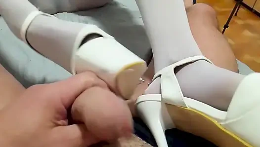 MILF spielt mit den Füßen und dem Schwanz und nimmt einen Sperma-Shot aus der Perspektive der Strumpfhose.