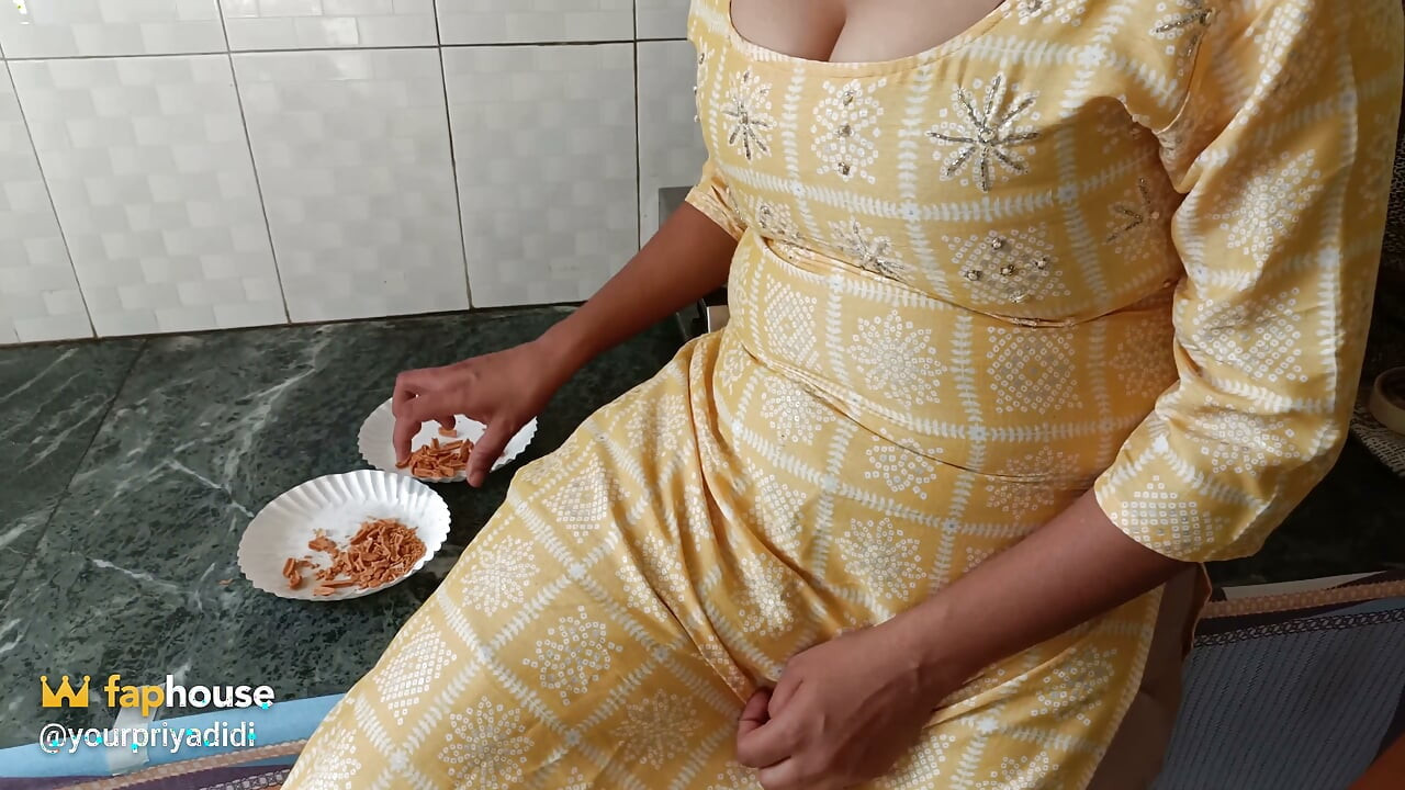 Meine Priya Bhabhi in doggystyle-position auf der küchentheke gefickt