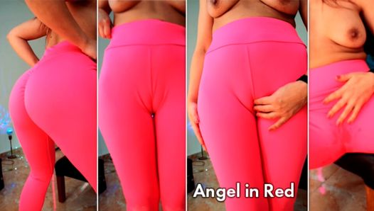 Fittes Mädchen in engen Camel-Toe-Yoga-Leggings. Sie wird feucht, wenn sie ihre Muschi berührt