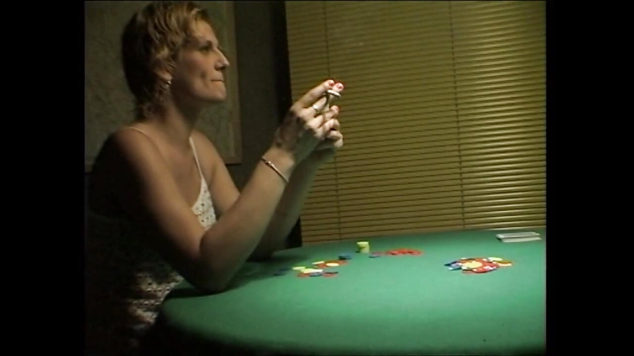 Veliki kurac u velikoj pički na poker stolu