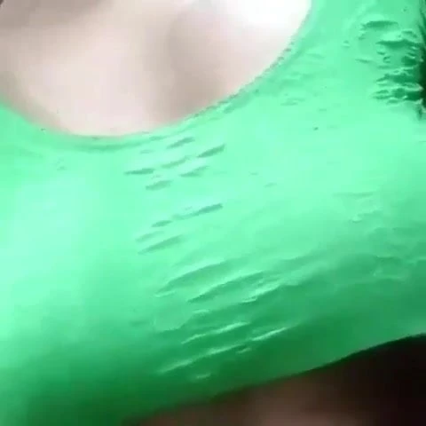 德西胸部玩和戏弄