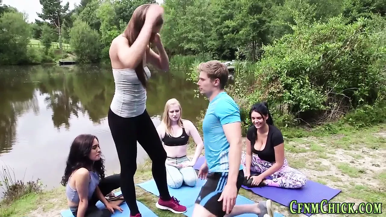 穿着衣服的英国辣妹给头