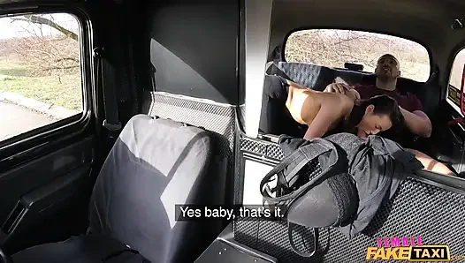 Female fake taxi - fitter taxifahrer reitet schwanz wie ein profi