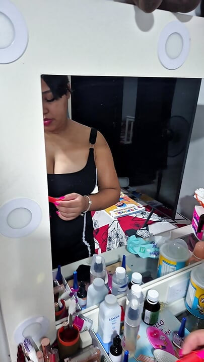 O pau duro na minha bunda me faz sentir como se eu fosse sua cadela