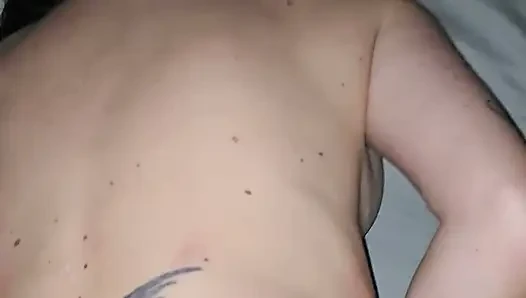 Gerçek amatör orta yaşlı seksi kadın için ilk anal video
