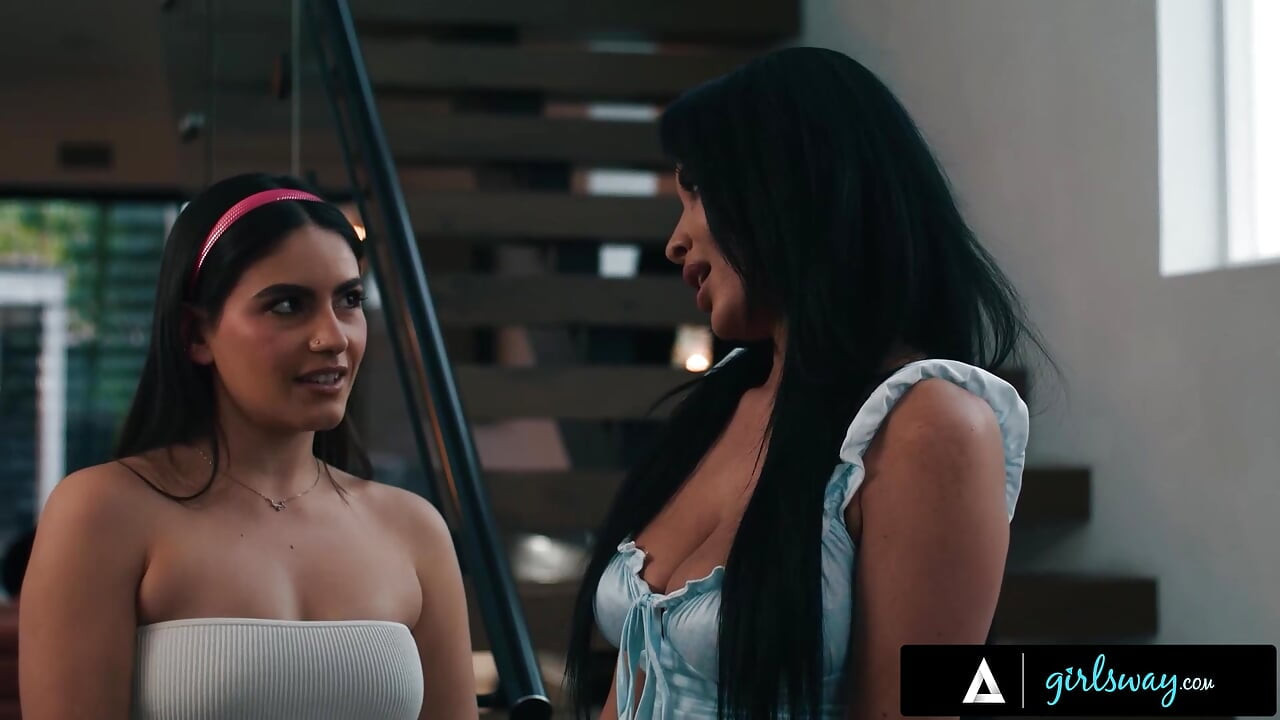Girlsway - müdür Remy Rune orta yaşlı seksi kadın Anissa Kate'i üvey kızı Isa Bella tarafından yenilirken yakalıyor