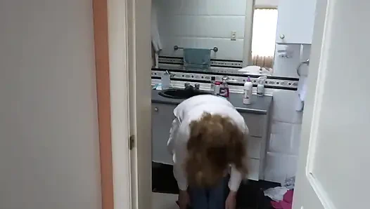 Baldızım ona yarağımı göstermemi ve mastürbasyon yapmamı isterken gösteriş yapmayı seviyor