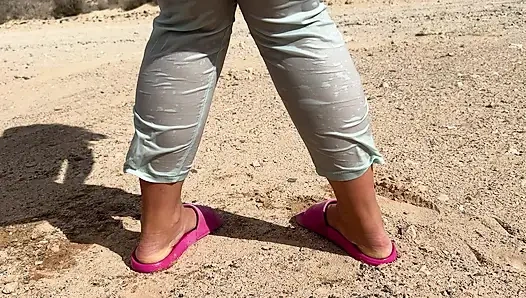 Mädchen kann pinkeln und ihre hose auf der öffentlichen straße nicht nass werden