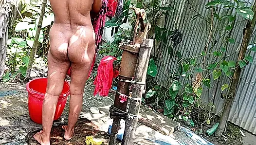 Aku menyetubuhi saudara tiri desaku di luar saat dia mandi.
