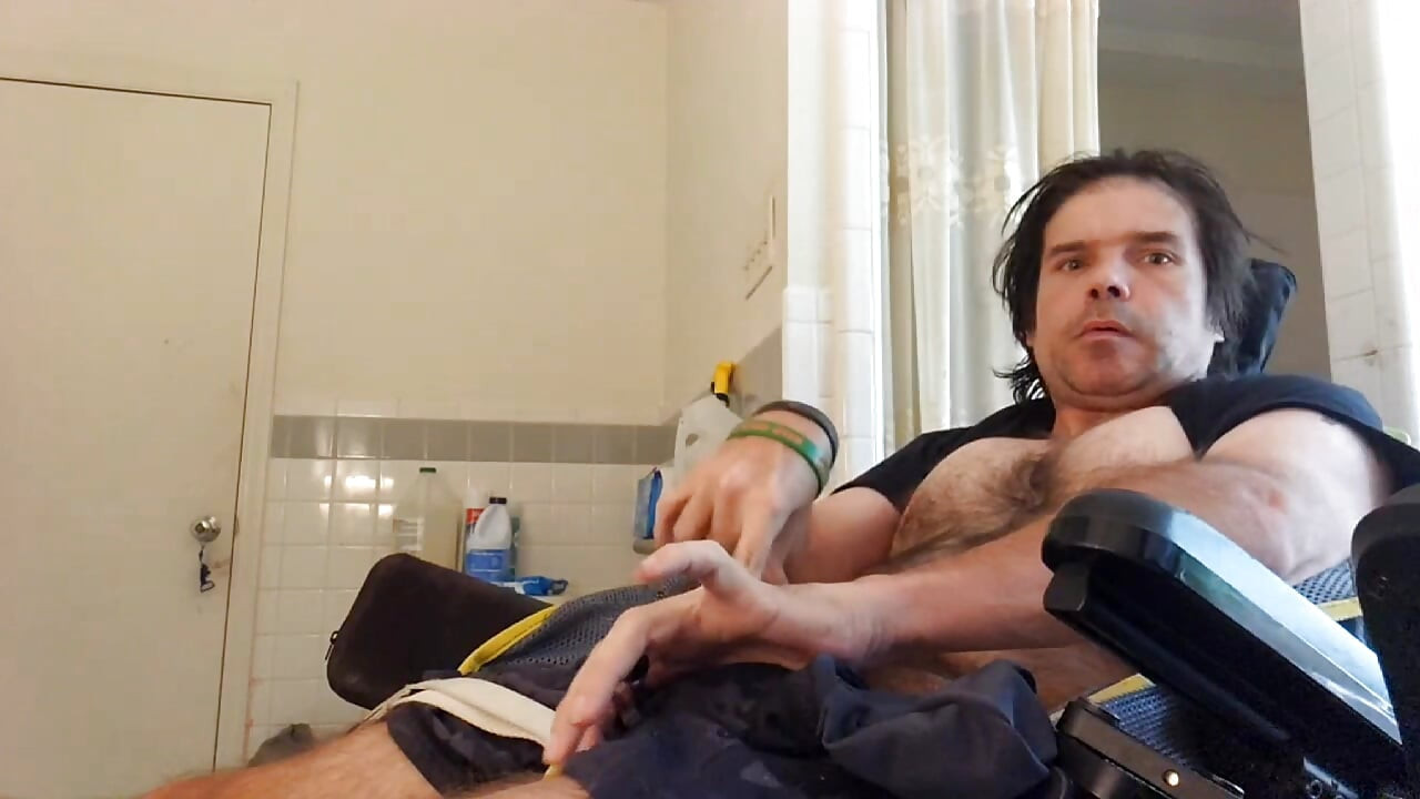 Il sexy uomo su sedia a rotelle di kevy 69 ti dà due orgasmi per sborrare con lui