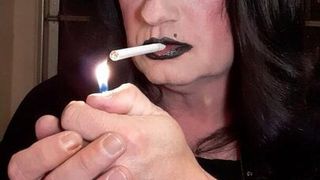 Schiava trans che fuma
