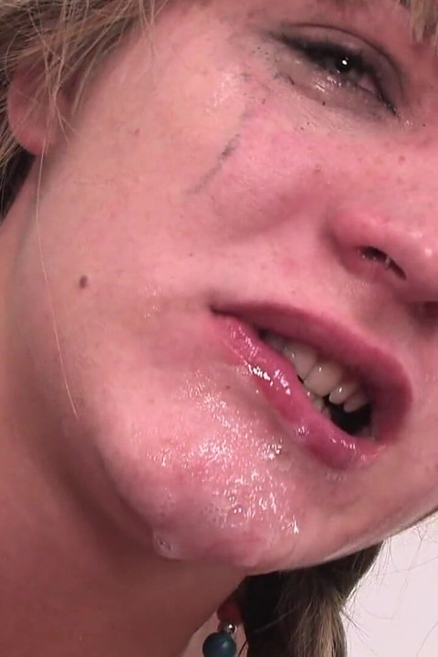 Une brune russe aux seins naturels se fait baiser par une énorme bite lors d’une audition