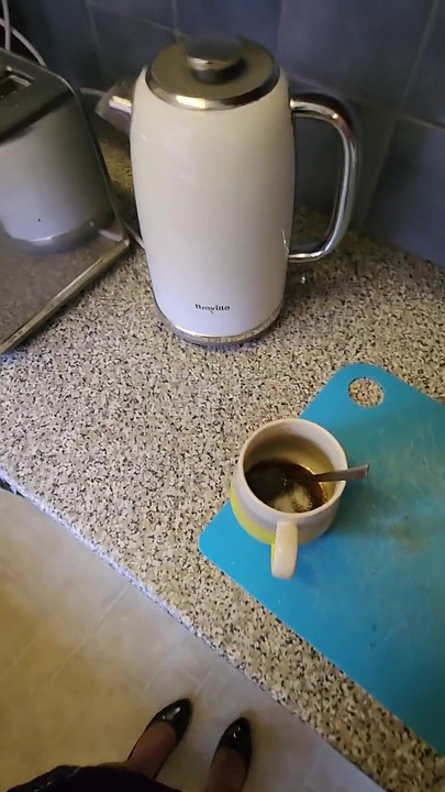 Haciendo una taza por la mañana en lencería caliente