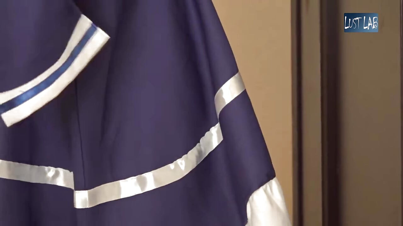 短いスカートを履いた軽い訪問者が私を招き入れ、視点がおもちゃと容赦ないペースで熱くなる パート3