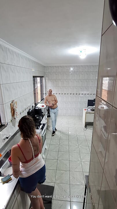 Pokojówka zdejmuje ubrania i przyjmuje twarz za dodatkowe.