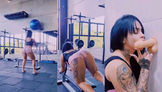 Fitness Garota treinando bunda grande brasileira tesão na academia pau grande - Sexdoll 520