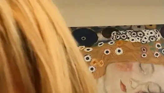 Jessica si cewek hot rambut pirang lagi latihan ngentot toketnya sebelum ngentot memeknya pakai dildo
