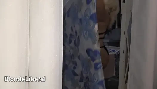 Ungezogene Hausfrau, die bei Passanten angibt, während ihr Mann arbeitet