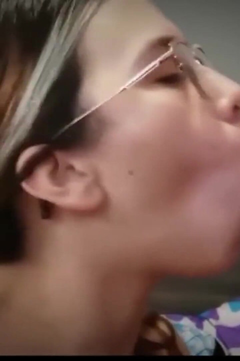 和一个美丽的饥渴拉丁女郎的深度口交