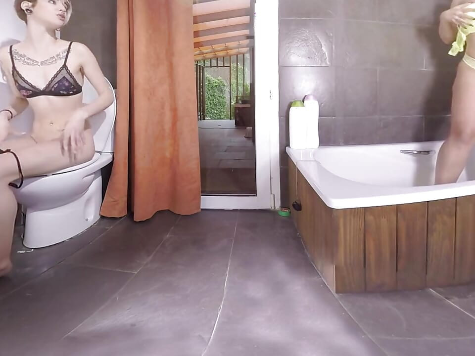Deux amis se masturbent dans la salle de bain