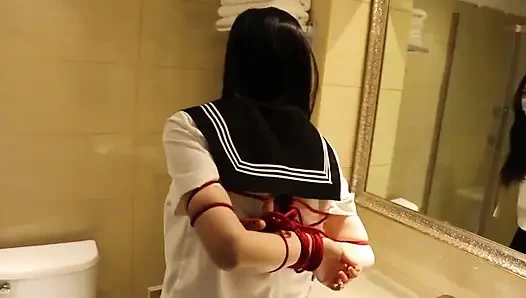 GG50 - симпатичная девушка ставит перед собой задачу освободиться от удерживающих веревок и одной перчатки на кровати.