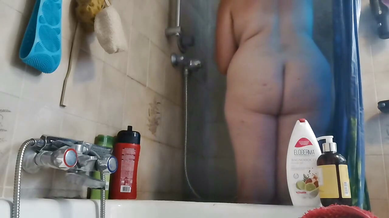 Shower Ritual Warm Water, Lather & Glistening Skin Pee and Farts
