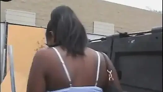 Seksi zenci sürtük büyük bir siyah yarağı emiyor ve sikiyor